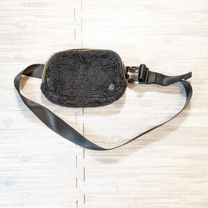 Lululemon Everywhere Belt Bag Fleece Sherpa Black/Gold Unisex Athleisure